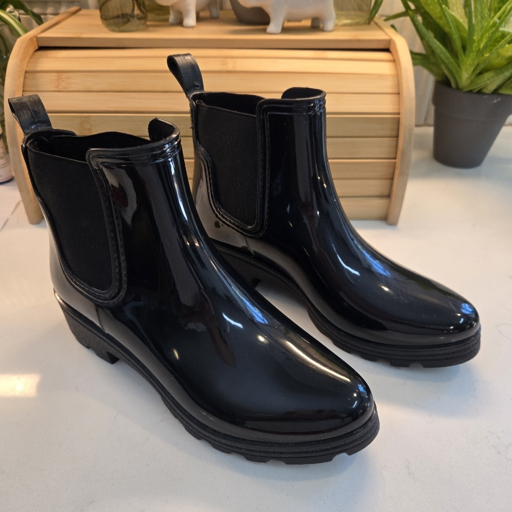 CAPELLI of NY Black Glossy Chelsea Boots